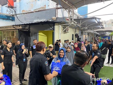 Ramadan Berbagi, TRANS7 Bersama CT ARSA Bagikan Sembako & Takjil di Mampang