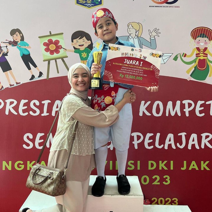 <p>"Hari ini Mama bangga dan terharu sekali kamu bisa meraih juara 1, bukti dari hasil kerasmu dan teman-teman. Mama enggak pernah lupa saat-saat di mana kamu hampir menyerah, lelah, dan penat, karena berbulan lamanya berlatih dan berlatih. Hari ini kerja keras membuahkan hasil. Mama bangga dan terharu," ujar Intan seraya mengunggah potret bersama Razi yang memegang piala. (Foto: Instagram: @intan_nuraini23)</p>