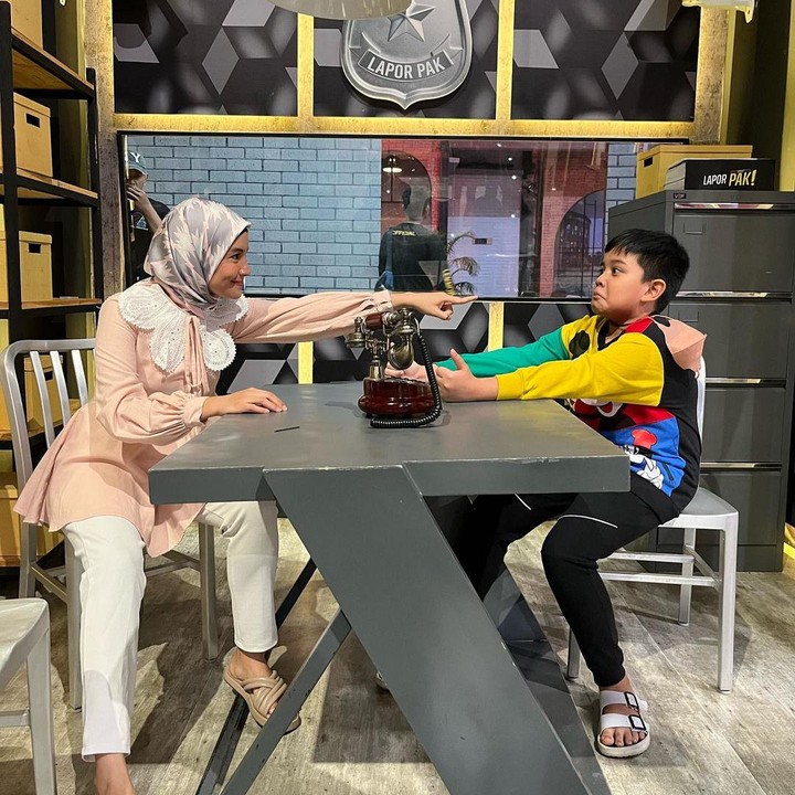 <p>Belum lama ini, Intan mengungkapkan rasa bangganya kala Razi dan teman-temannya berhasil menjadi juara 1 dalam lomba paduan suara tingkat SD. Intan pun menyebut bahwa Razi anak yang pantang menyerah dan bekerja keras. (Foto: Instagram: @intan_nuraini23)</p>