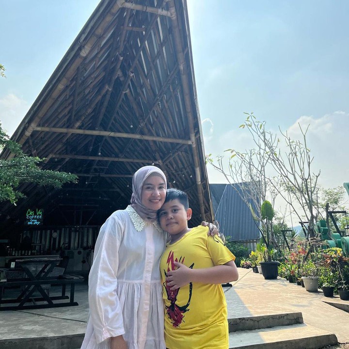 <p>Di usianya ini, Razi tumbuh menjadi anak yang sangat tampan. Tidak hanya itu, ia juga telah menorehkan berbagai prestasi di bidang non-akademik. (Foto: Instagram: @intan_nuraini23)</p>
