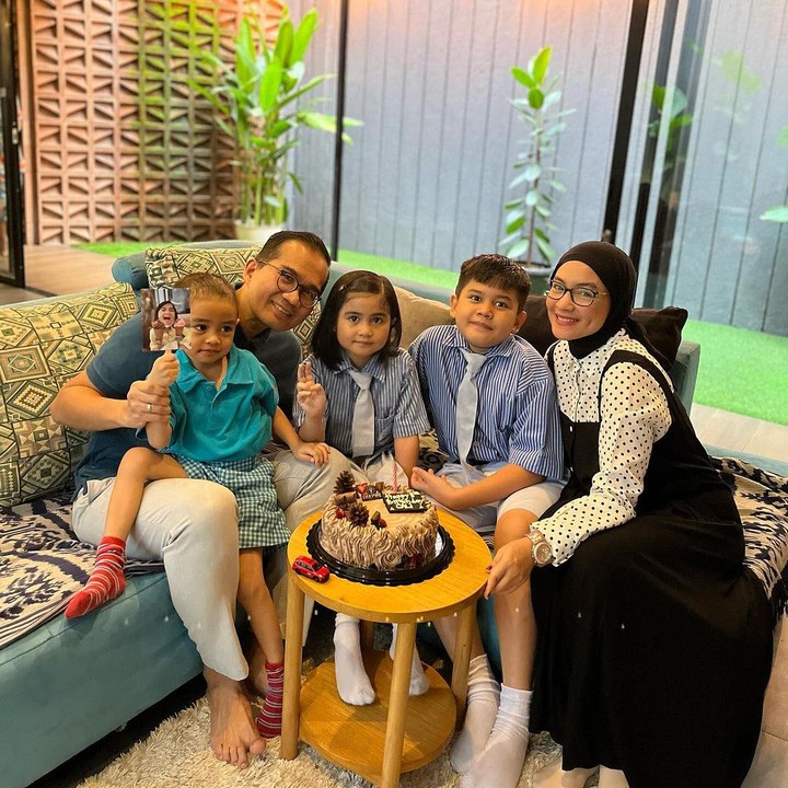 <p>Setelah menikah dengan Donny Azwan Putra, Intan Nuraini dikaruniai tiga orang anak, Bunda. Mereka adalah Alrazi Rabbani Azwan, Saliha Zayna Azwan, dan Elruni Rahmani Azwan. (Foto: Instagram: @intan_nuraini23)</p>