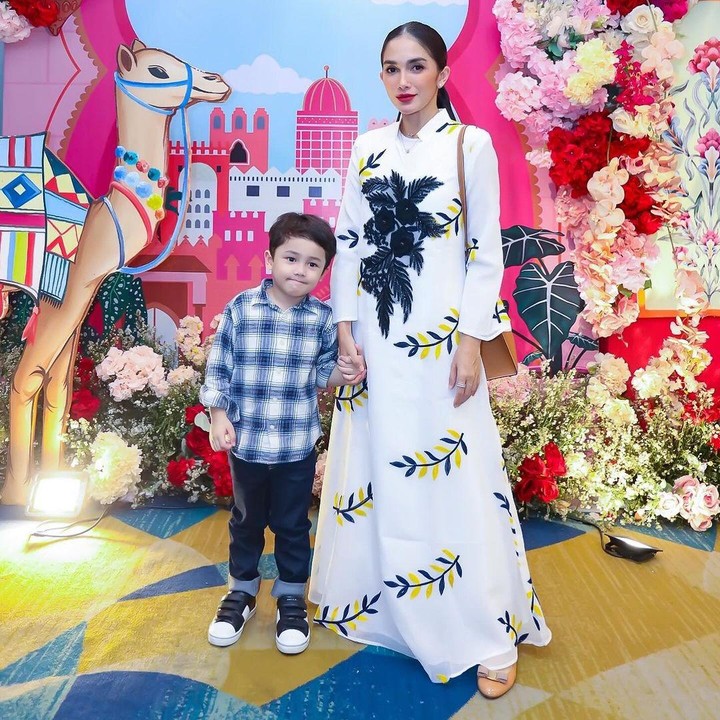 <p>Ussy sendiri kerap mengunggah momen kebersamaannya dengan Saka. Ussy menyebut Saka adalah anak yang romantis karena tidak malu untuk mencium dan memeluk sang Bunda. (Foto: Instagram: @ussypratama)</p>