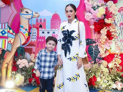 7 Potret Ganteng Saka Anak Bungsu Ussy Sulistiawaty & Andhika Pratama