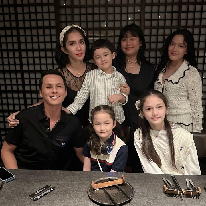 <p>Setelah menikah dengan Andhika Pratama, Ussy Sulistiawaty dikaruniai tiga orang anak. Mereka adalah Shakeela Eleanor Ameera, Sheva Elmira Lorrenia, dan Sakalingga Ibra Pratama. (Foto: Instagram: @ussypratama)</p>