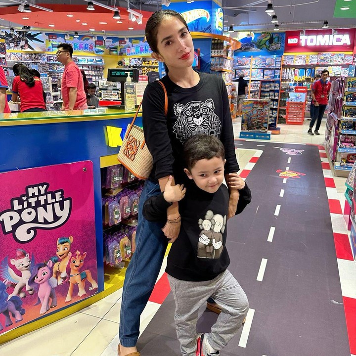 <p>Saka lahir pada 1 September 2020. Di tahun ini, Saka akan genap berusia empat tahun. Tidak terasa Saka sudah besar ya, Bunda. (Foto: Instagram: @ussypratama)</p>