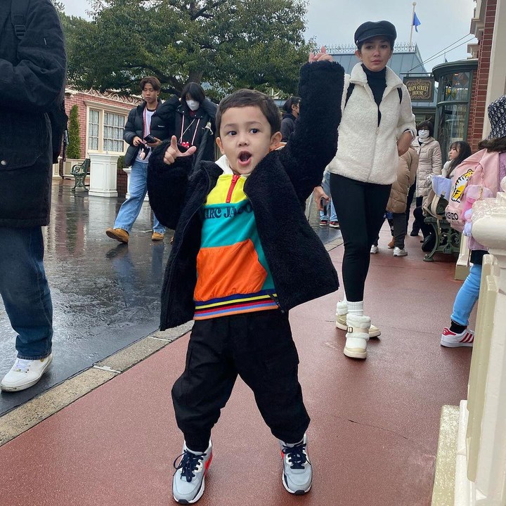 <p>Saka lahir pada 1 September 2020. Di tahun ini, Saka akan genap berusia empat tahun. Tidak terasa Saka sudah besar ya, Bunda. (Foto: Instagram: @ussypratama)<br /><br /><br /></p>