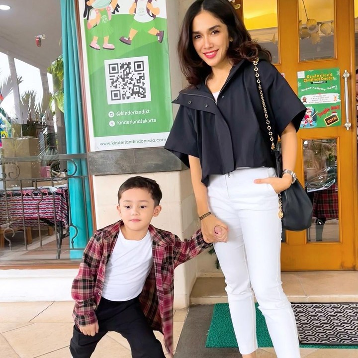 <p>"Benar-benar <em>@andhiiikapratama</em> versi junior plek ketiplek banget Saka ini," ungkap seorang netizen. "<em>MasyaAllah</em> gantengnya Kak Shaka," tutur netizen lainnya. (Foto: Instagram: @ussypratama)</p>