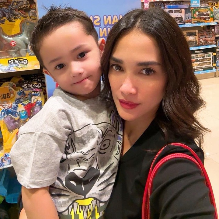<p>Banyak netizen yang dibuat gemas dengan tingkah laku Saka nih, Bunda. Tidak sedikit yang mengatakan Saka semakin bertambah tampan mirip sang Ayah. (Foto: Instagram: @ussypratama)</p>