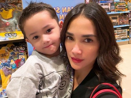 Makin Mirip Sang Ayah, Intip 7 Potret Saka Anak Bungsu Ussy Sulistiawaty & Andhika Pratama