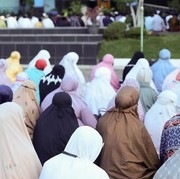 Nggak Bikin Gerah, Ini 5 Rekomendasi Bahan Mukena Cocok Dipakai untuk Beribadah