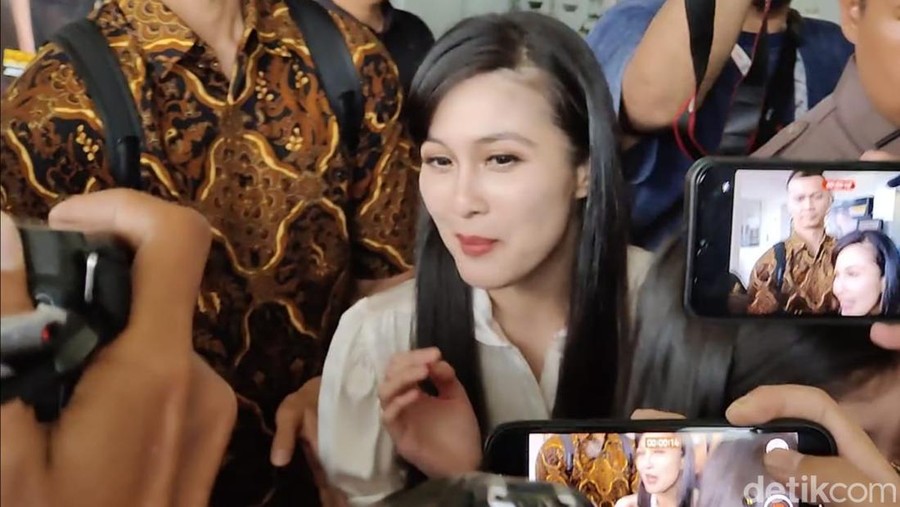Sandra Dewi usai diperiksa Kejagung.