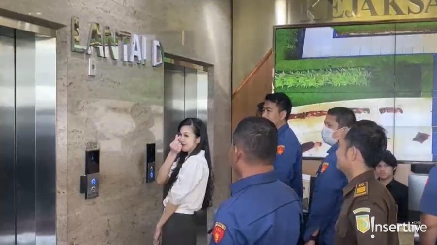 Sandra Dewi memenuhi panggilan Kejagung untuk menjalani pemeriksaan sebagai saksi kasus korupsi timah yang melibatkan suaminya, Harvey Moeis.