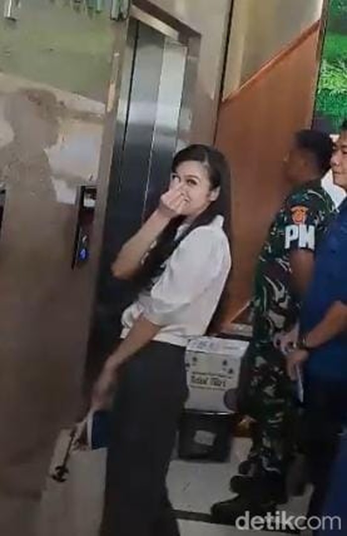 Sandra Dewi di Kejagung