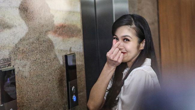 Pernyataan Sandra Dewi jalani pemeriksaan soal kasus korupsi timah, dan tanda saranghaeyo yang ia berikan pada media sebelum diperiksa.