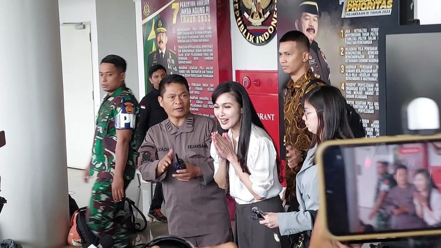 Sandra Dewi selesai menjalani pemeriksaan di Kejagung Sandra Dewi selesai menjalani pemeriksaan di Kejagung