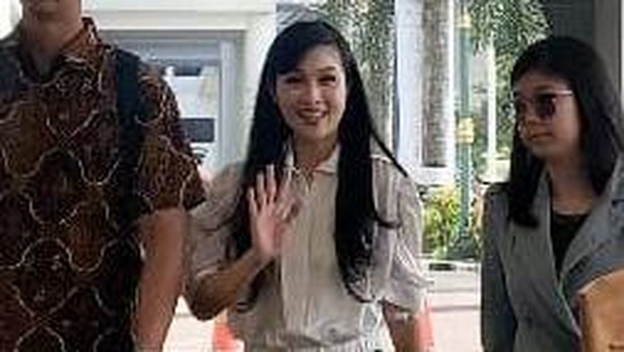 Sandra Dewi tebar senyuman di Kejagung Sandra Dewi tebar senyuman di Kejagung