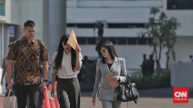 Sandra Dewi menutup mulut rapat-rapat usai menjalani pemeriksaan terkait kasus dugaan korupsi tata niaga timah di wilayah Izin Usaha Pertambangan (IUP) PT Timah