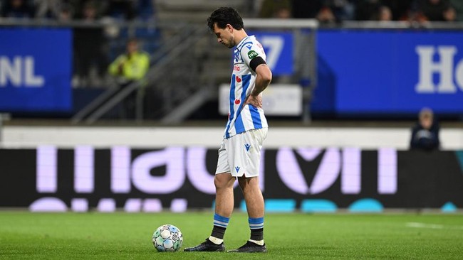 Gelandang Timnas Indonesia Thom Haye mencetak assist ketika membela Heerenveen dalam lanjutan Eredivisie di Stadion Erve Asito, Minggu (14/4).