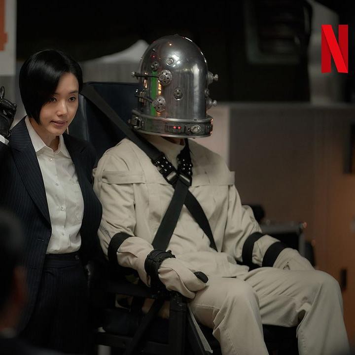 <p>Selain itu, ada juga aktris Lee Jung Hyun, bintang film <em>Peninsula</em> (2020) yang merupakan anggota satgas pemberantasan parasit yang kehilangan suaminya akibat teror makhluk asing tersebut. (Foto: Netflix Korea)</p>