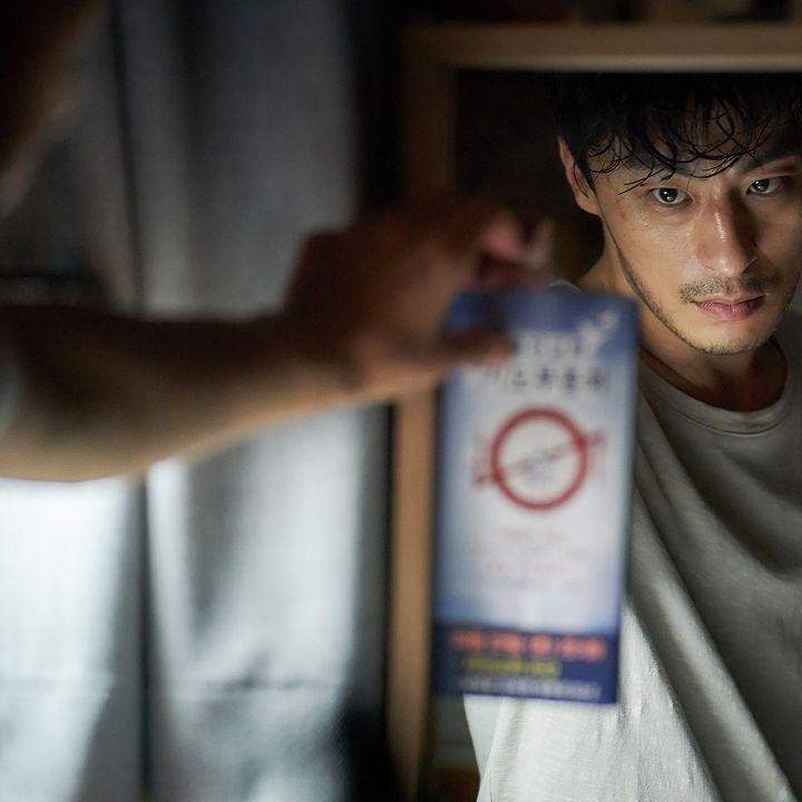 <p>Selanjutnya ada aktor Koo Gyo Hwan yang berusaha mati-matian mengejar parasit ganas tersebut demi menemukan adik perempuannya yang menghilang. (Foto: Netflix Korea)</p>