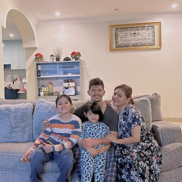 <p>Terakhir yakni pasangan suami istri Iko Uwais dan Audy Item. Iko yang dikenal sebagai aktor papan atas diketahui menjadi salah satu figur publik tajir di Tanah Air. Akan tetapi, kehidupan Iko bersama keluarganya tak pernah terlihat berlebihan dan dikenal rendah hati. (Foto: Instagram @audyitem dan @audyitem)</p>