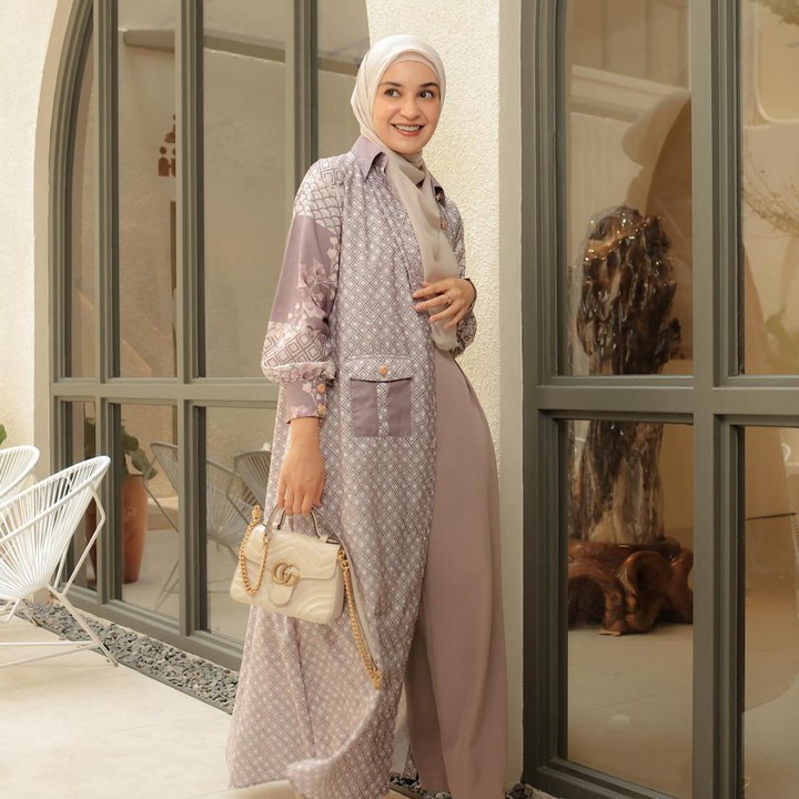 <p>Aksen <em>quilt</em> kerap ditemukan pada tas seperti <em>shoulder bag.</em> Tekstur empuk dengan motif geometri akan memperindah tampilan tas Bunda. Padukan bersama <em>long outer</em> bercorak etnik untuk tampilan Hari Raya. (Foto: Instagram @shireensungkar)</p>