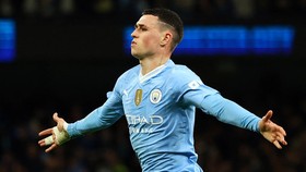 FOTO: Phil Foden Hattrick, Man City Ancam Liverpool