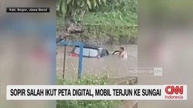 VIDEO: Sopir Salah Ikut Peta Digital, Mobil Terjun Ke Sungai