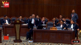 VIDEO: Bambang Widjojanto Walk Out Saat Eddy Hiariej Beri Keterangan