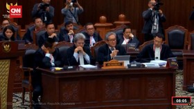 VIDEO: Hujan Protes Saat Hakim MK Panggil Saksi Prabowo-Gibran