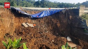 VIDEO: Jalan Tol Bocimi Longsor, 3 Mobil Masuk Jurang