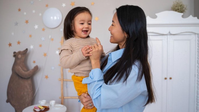 Belajar dari Aghnia Punjabi, Ini Tips Aman Meninggalkan Anak dengan Babysitter