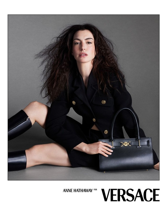 Anne Hathaway & Cillian Murphy Tampil "Menyala" di Versace