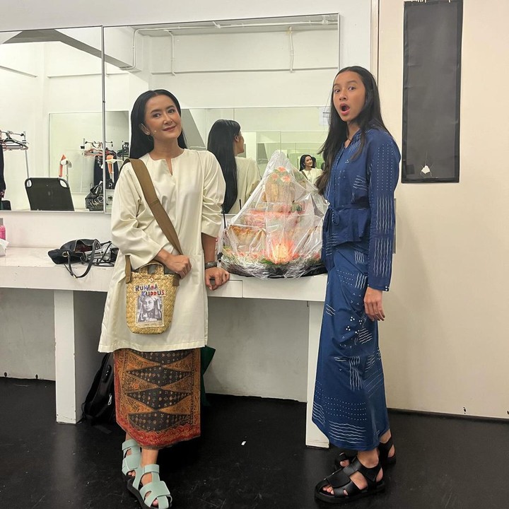 <p>Kini sudah remaja, Widuri Puteri tumbuh menjadi gadis berparas jelita. Di usia 13 tahun, tinggi Widuri sudah menyaingi sang ibunda, nih. (Foto: Instagram @widuri.puteri)</p>