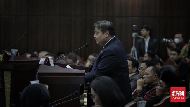 Airlangga mengatakan Jokowi akan menonton siaran ulang sidang sengketa Pilpres yang menghadirkan empat menteri di gedung MK.