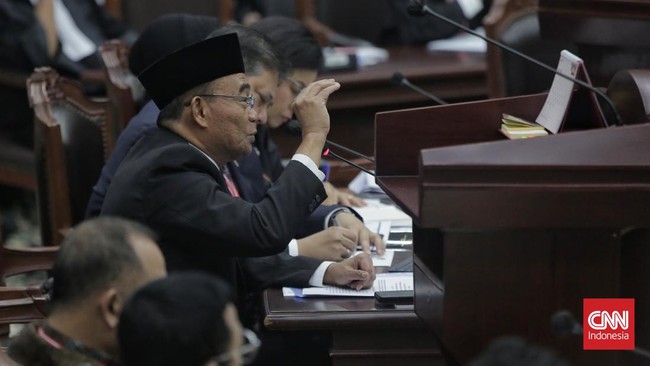 Muhadjir Effendy menilai tidak masuk akal pembagian bansos secara langsung oleh Jokowi bisa mempengaruhi pilihan rakyat se-Indonesia.