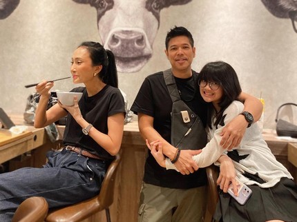 Terpopuler: Potret Baim dan Artika Bersama Anak Gadisnya