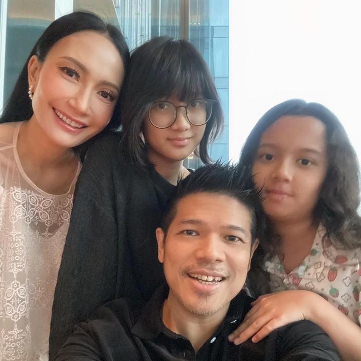 <p>Artika Sari Devi dan Baim dikarunia dua orang anak perempuan. Mereka adalah Sarah Abiela Ibrahim dan Dayana Zoelie Ibrahim. (Foto: Instagram @artikasaridevi @baimguitar @abbeyabiela)</p>