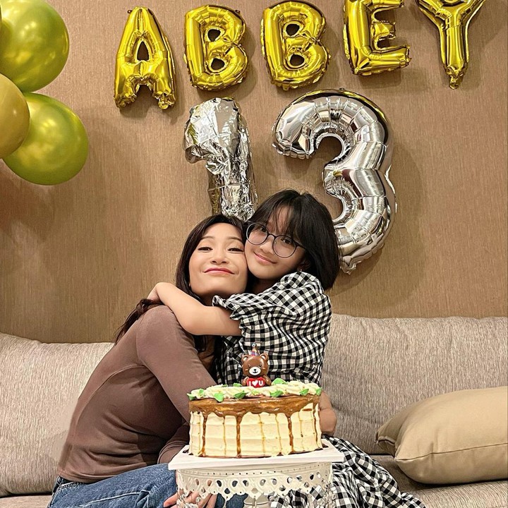 <p>Dalam salah satu unggahannya, Artika mengungkapkan tentang perasaannya sebagai Bunda dari gadis remaja. Ia mengaku perasaannya campur aduk. "Berusaha <em>cool,</em> adem kepala dan hati, padahal banyak masa-masa menantang yang membuat mama papanya perlu “meremajakan” pemahaman tentang relasi dengan anaknya, mengatur ulang boundaries, <em>adjustment</em> cara pendekatan yang nyaman dan efektif buat si anak remaja," tuturnya. (Foto: Instagram @artikasaridevi)</p>