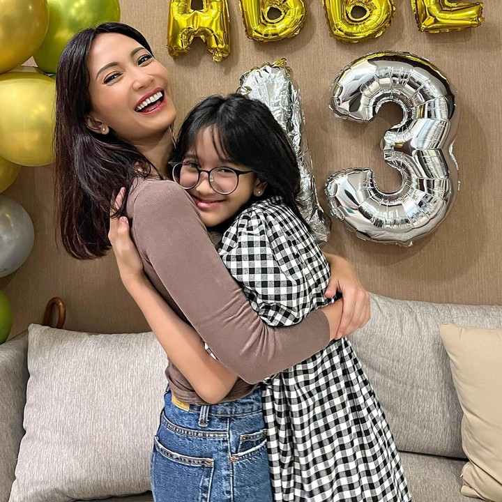 <p>Kini beranjak remaja, Abbey tumbuh menjadi gadis cantik dengan tubuh tinggi dan paras yang mirip seperti ibunda. "Cantiknya Abbey, sudah besar mirip sama Artika ya," kata akun @goldi******* (Foto: Instagram @artikasaridevi)</p>