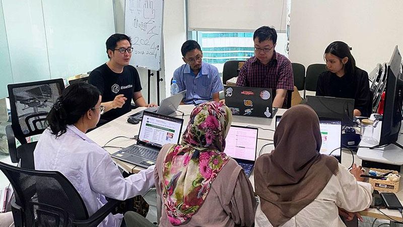 Profesi dokter dan tenaga kesehatan tidak hanya terbatas pada memberikan layanan kesehatan kepada pasien,