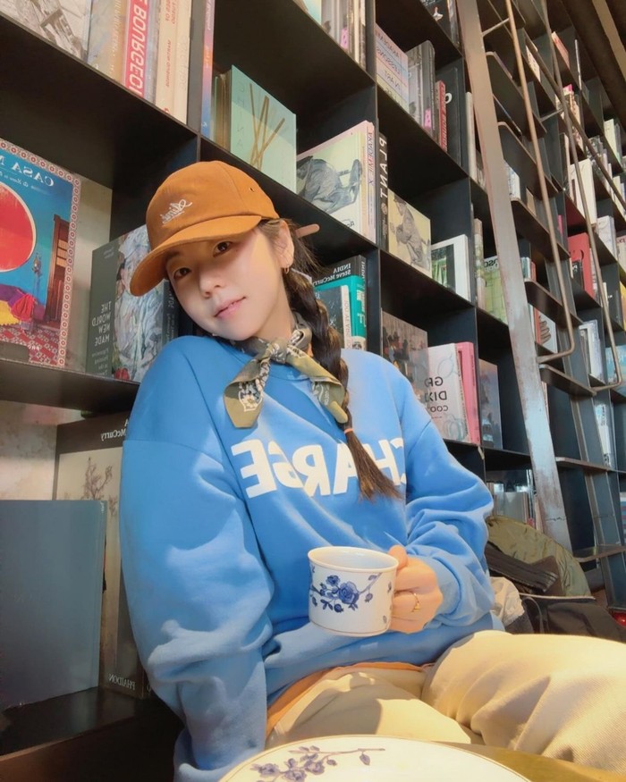 Ahn So Hee menambahkan sentuhan stylish pada tampilan kasualnya, lengkap dengan sweatshirt dan ball cap serta syal bandana berbahan katun bermotif vintage paisley yang diikat di leher./ Foto: Elle.co.kr