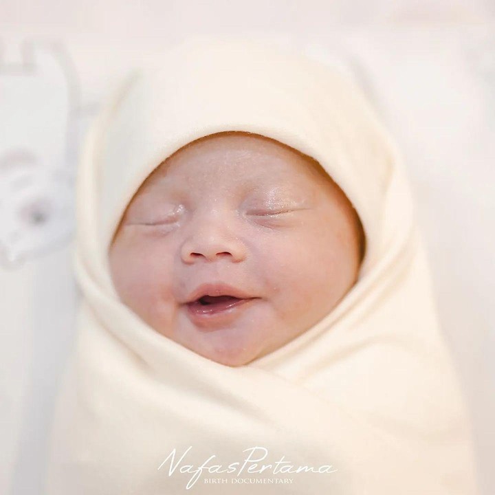 <p>"<em>MasyaAllah</em> sehat-sehat terus <em>princess</em>-nya <em>momy</em> <em>@kikiamaliaworld</em>," tutur seorang netizen. "Cantik. Kayak Agung banget. Selamat ya Kiki dan Agung, semoga jadi anak yang salihah," kata netizen lainnya. (Foto: Instagram: @kikiamaliaworld/@nafaspertama)</p>
