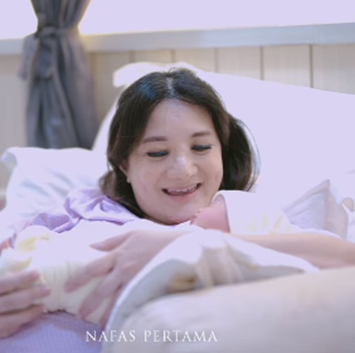 <p>Di usia yang sudah tidak lagi muda, Kiki Amalia melahirkan secara normal atau pervaginam, Bunda. Menurutnya, proses persalinan berlangsung cepat. (Foto: Instagram: @kikiamaliaworld/@nafaspertama)</p>