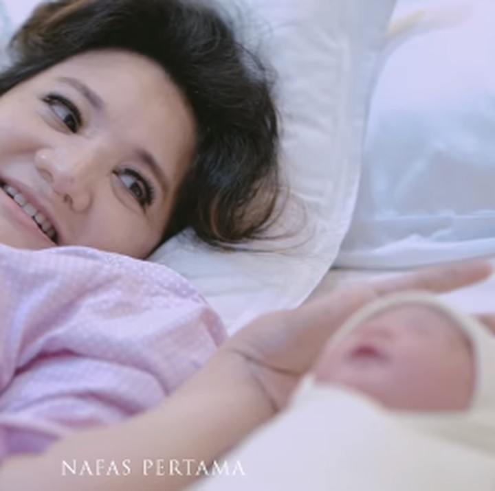 <p>Artis cantik Kiki Amalia menikah dengan Agung Nugraha pada November 2023, Bunda. Dari pernikahan ini, keduanya pun dikaruniai seorang putri cantik. (Foto: Instagram: @kikiamaliaworld/@nafaspertama)</p>