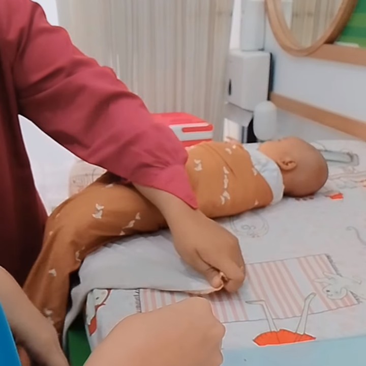 <p>Belum lama ini, baby Aleesya baru saja genap berusia 1 bulan. Selain melakukan sesi <em>photoshoot newborn,</em> baby Aleesya turut melengkapi vaksin BCG, lho. (Foto: Instagram: @kikiamaliaworld)</p>
