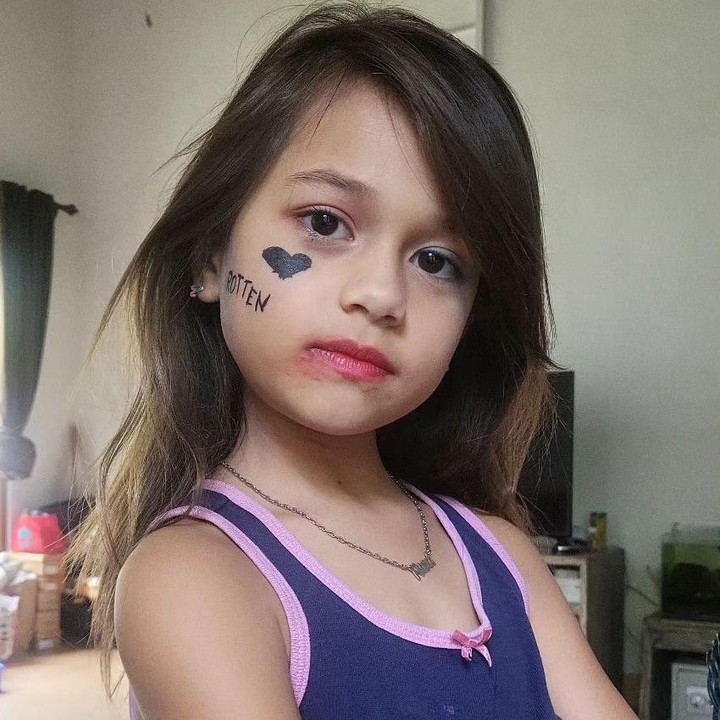 <p>"Itu sebenarnya lucu saja. Jadi aku punya teman, dia tuh manggil anaknya Salehah, tapi seringnya dipanggil Leha gitu ya. Ya Allah, itu lucu amat ya, Leha sama Baedah. Jadi di saat itu terucap, jadi sering dipanggilnya Baedah, Baedah, Baedah," kata Lia dalam acara <em>Rumpi Trans TV</em>. (Foto: Instagram: @liawaode)</p>