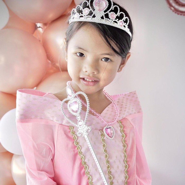 <p>"Lima tahun dan penuh pesona. Selamat ulang tahun ke-5 untuk Princess Amaira kami yang menggemaskan dan bersinar," tulis Farah seraya mengunggah potret Amaira di hari ulang tahunnya. (Foto: Instagram: @farahquinnofficial0</p>