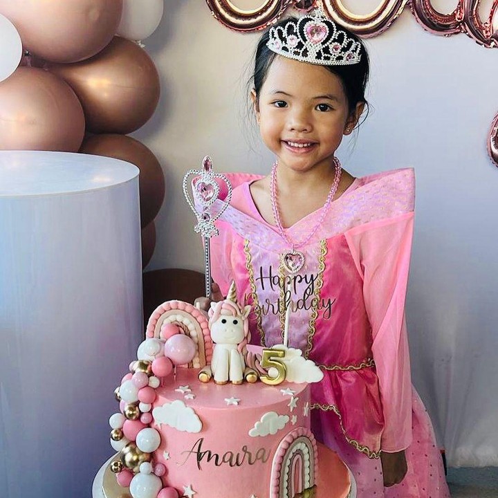 <p>Dalam beberapa kesempatan, Amaira juga terlihat anggun kala mengenakan gaun. Gaya berpakaiannya ini pun mengingatkan banyak orang dengan <em>princess</em> atau putri raja. (Foto: Instagram: @farahquinnofficial)</p>