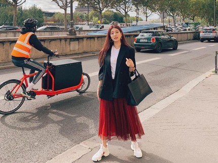 5 Inspirasi OOTD Suzy dengan Rok Plisket dan Tutu Panjang, Simpel dan Manis Bun!